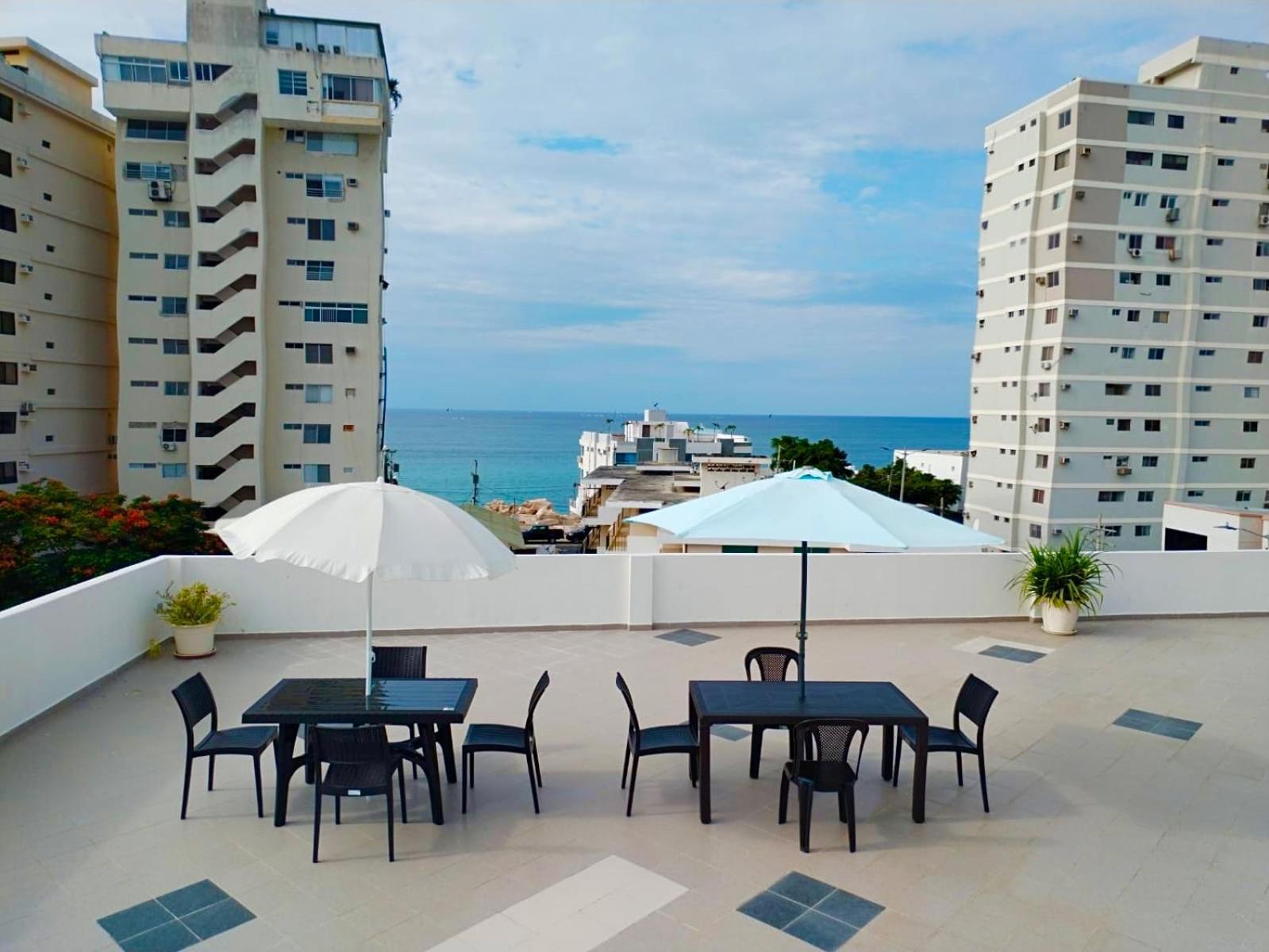Alojate A Una Calle De La Playa Y Malecon サリナス エクステリア 写真